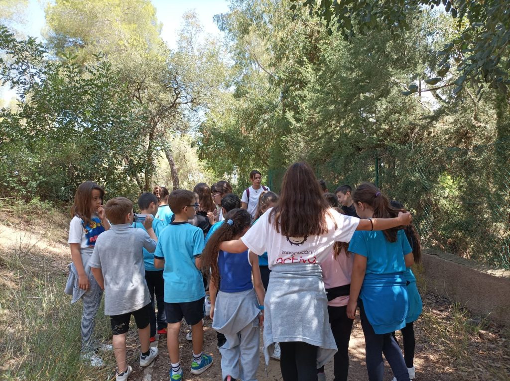 Alumnado participa en una actividad educativa en la naturaleza.