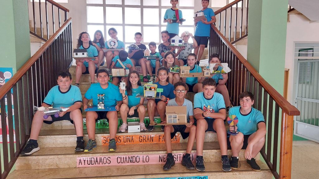 Grupo de estudiantes presenta sus proyectos de ciencia y tecnología.