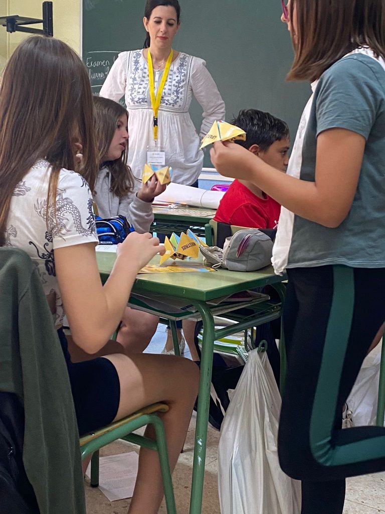 Alumnado del Colegio San Vicente Ferrer participando en una actividad colaborativa en el aula