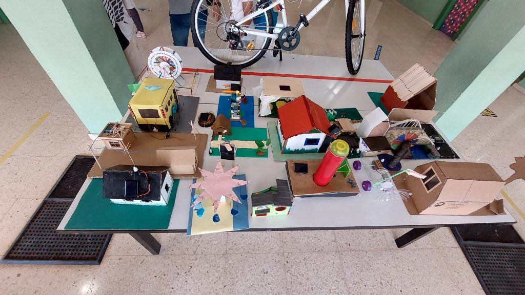 Maquetas y proyectos de ciencias realizados por el alumnado.